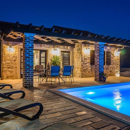 Holiday Home Sandra Sukosan Ngoại thất bức ảnh