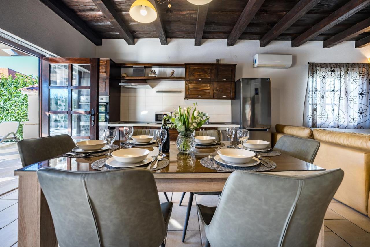 Holiday Home Sandra Sukosan Ngoại thất bức ảnh