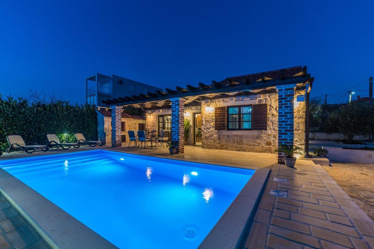 Holiday Home Sandra Sukosan Ngoại thất bức ảnh