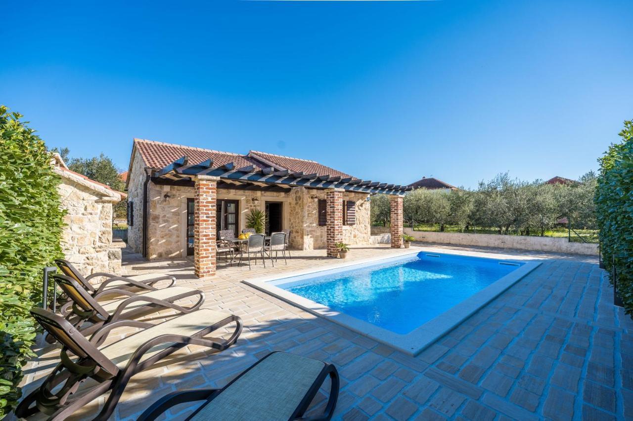 Holiday Home Sandra Sukosan Ngoại thất bức ảnh
