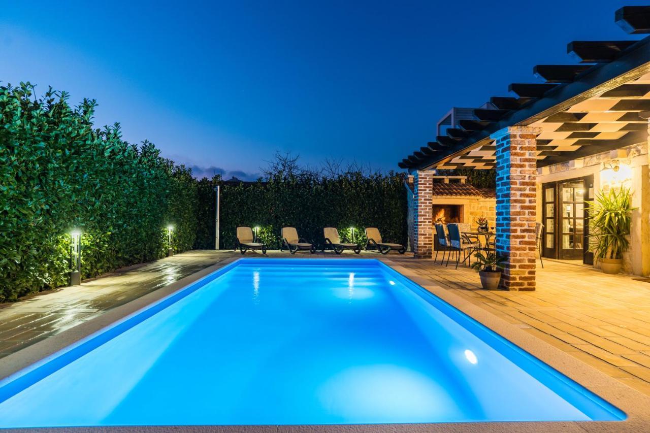 Holiday Home Sandra Sukosan Ngoại thất bức ảnh