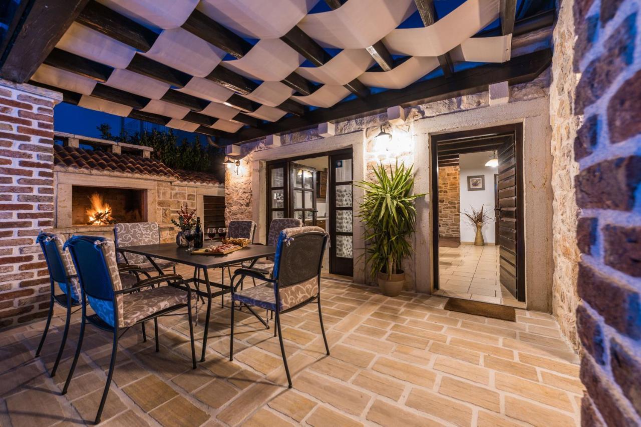 Holiday Home Sandra Sukosan Ngoại thất bức ảnh