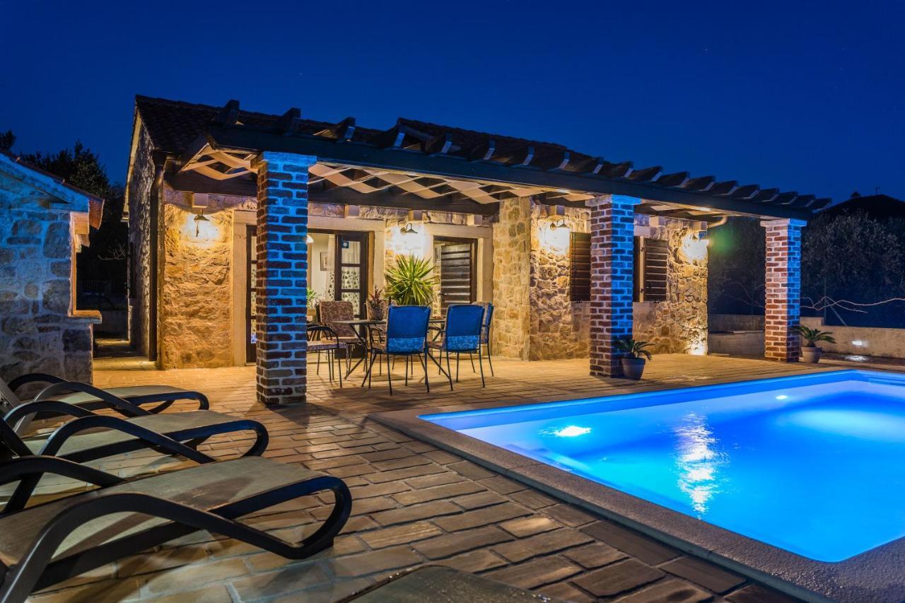 Holiday Home Sandra Sukosan Ngoại thất bức ảnh