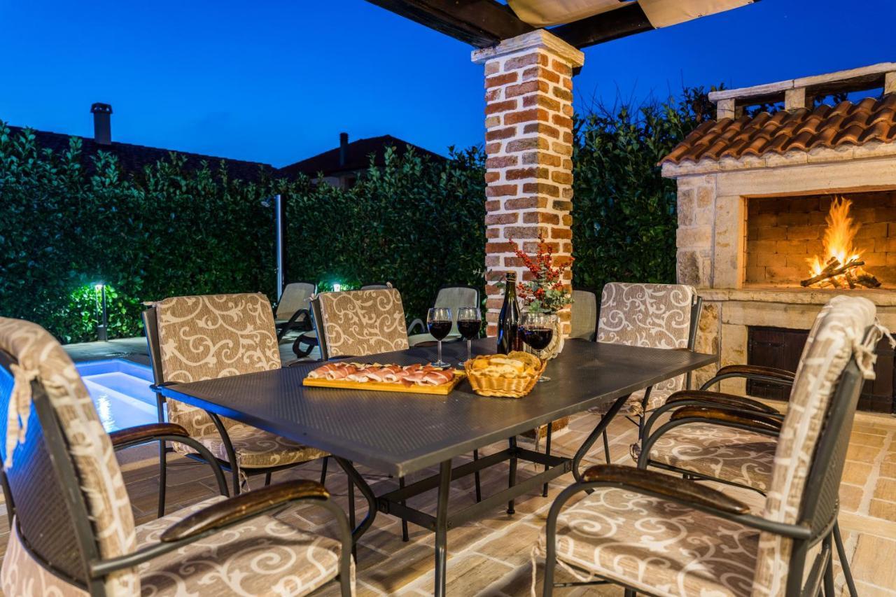 Holiday Home Sandra Sukosan Ngoại thất bức ảnh