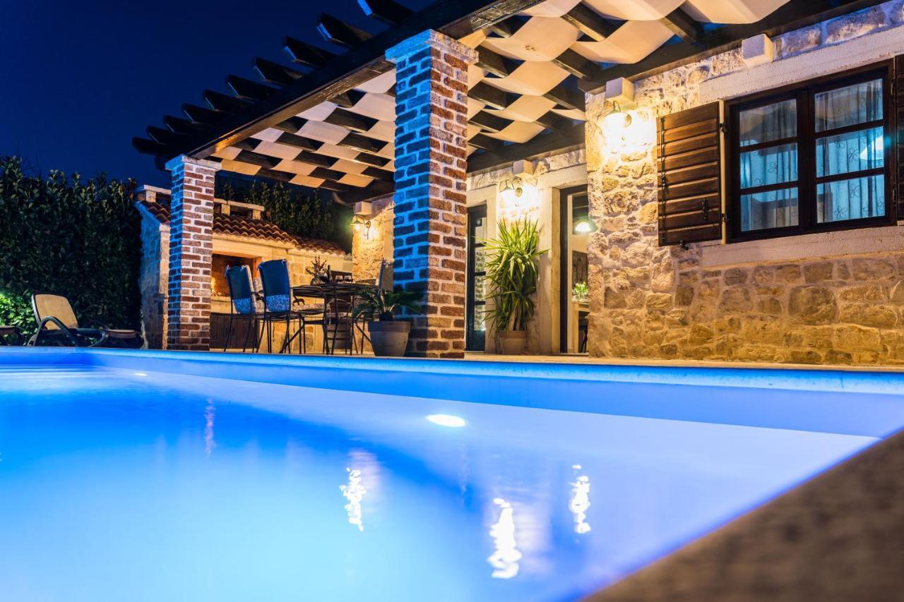 Holiday Home Sandra Sukosan Ngoại thất bức ảnh