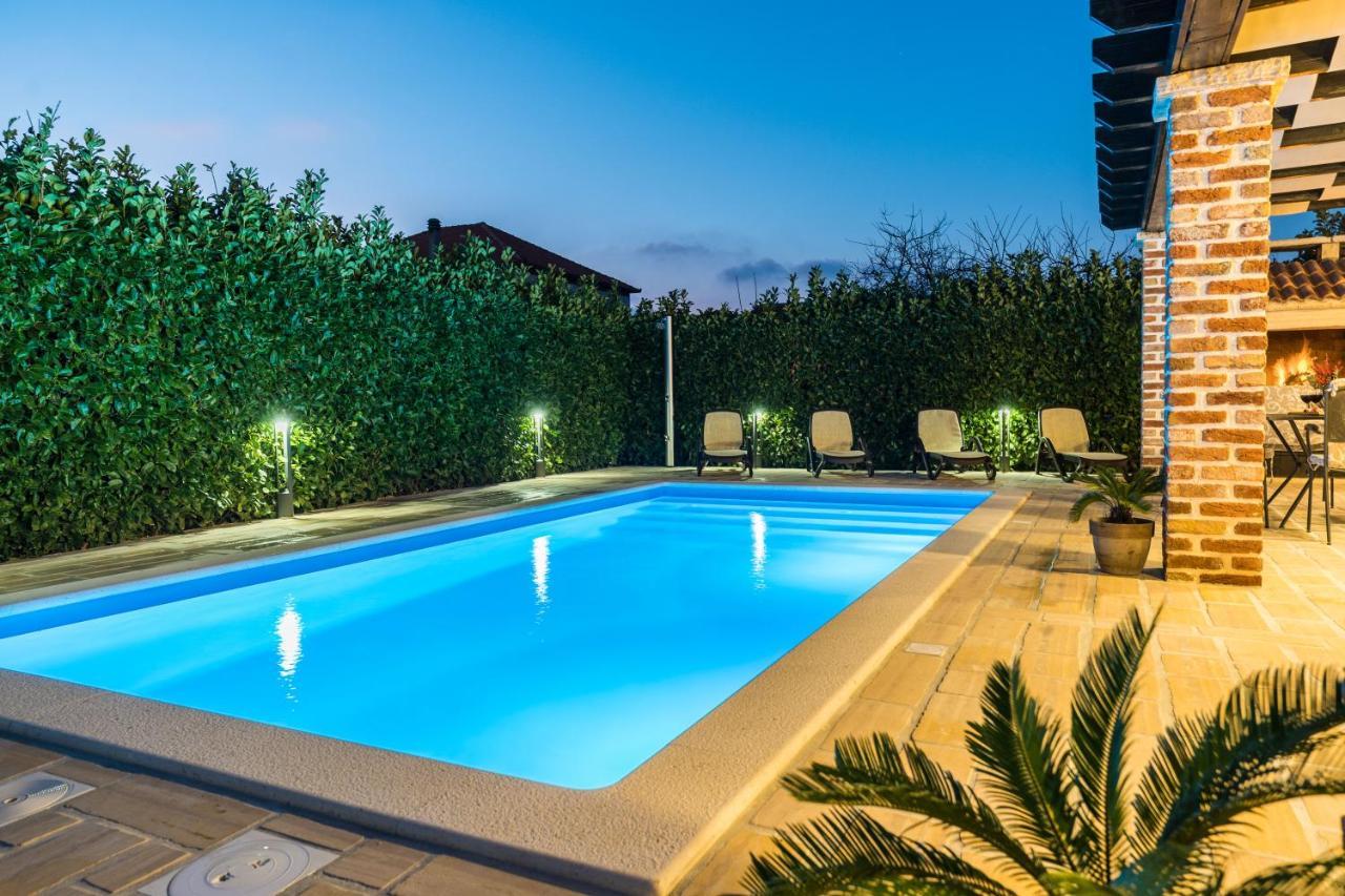 Holiday Home Sandra Sukosan Ngoại thất bức ảnh