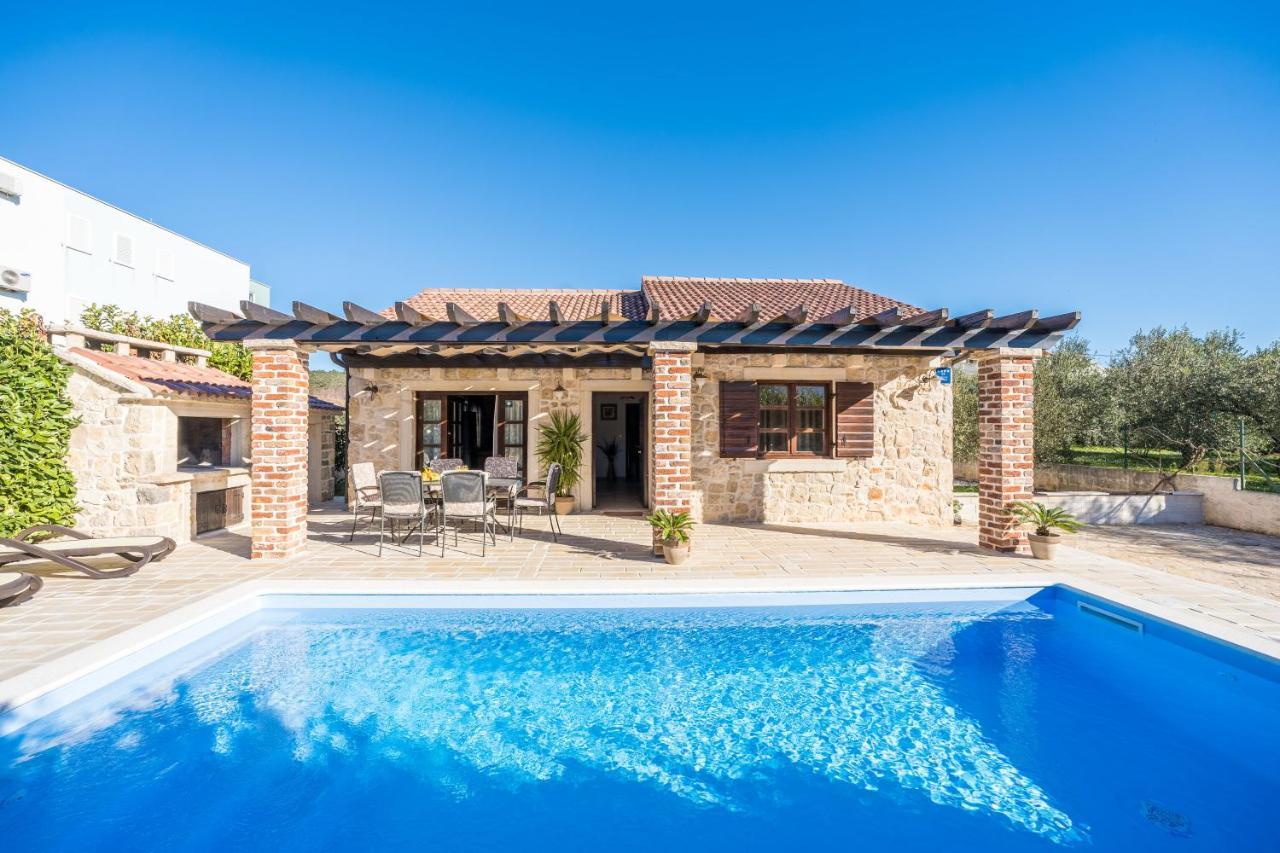 Holiday Home Sandra Sukosan Ngoại thất bức ảnh
