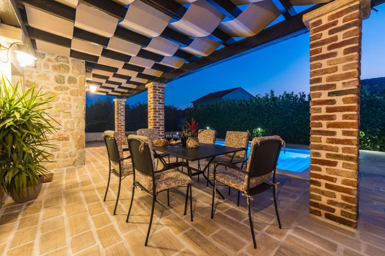 Holiday Home Sandra Sukosan Ngoại thất bức ảnh