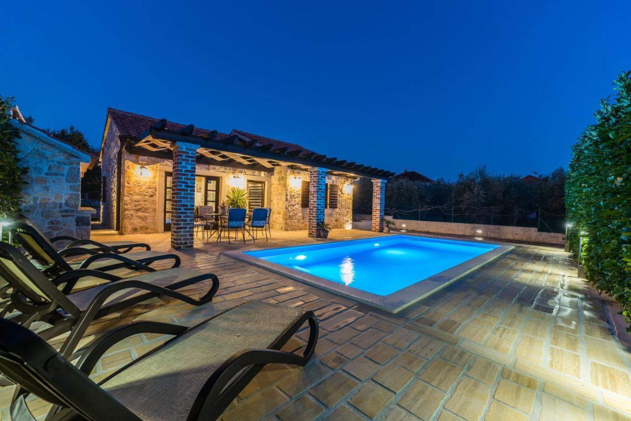 Holiday Home Sandra Sukosan Ngoại thất bức ảnh