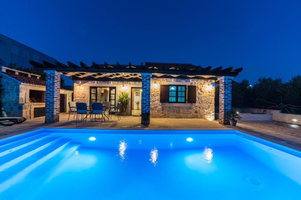 Holiday Home Sandra Sukosan Ngoại thất bức ảnh