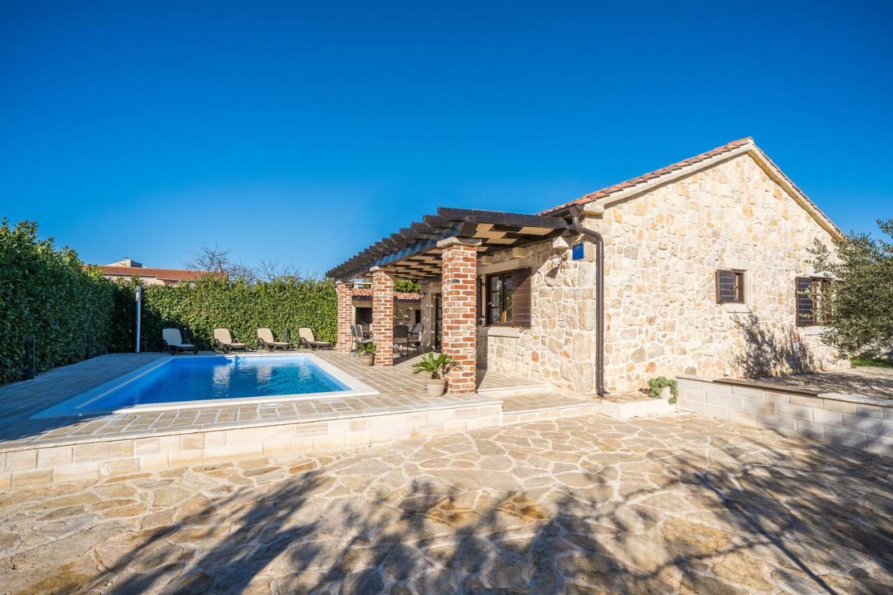 Holiday Home Sandra Sukosan Ngoại thất bức ảnh