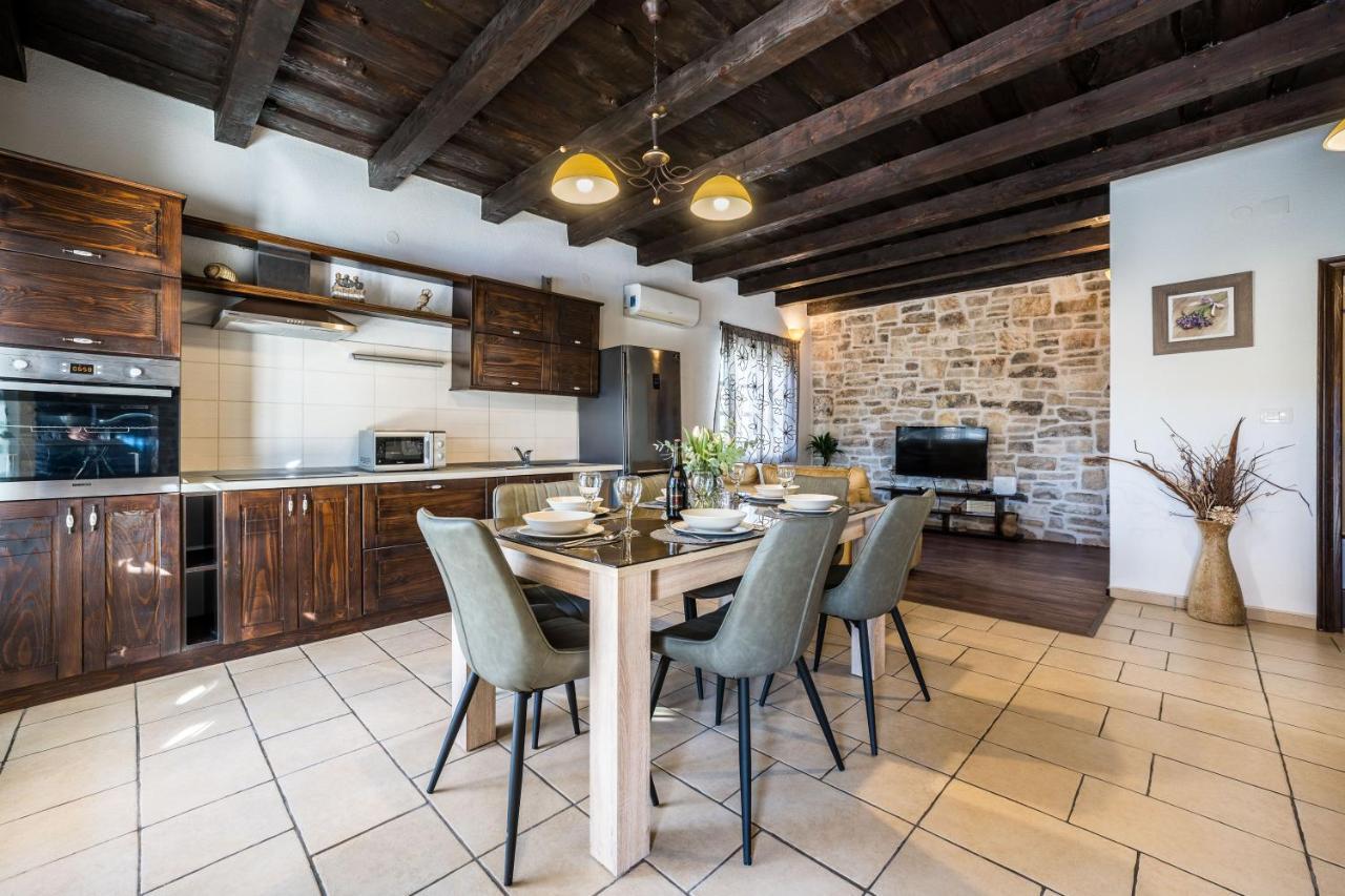 Holiday Home Sandra Sukosan Ngoại thất bức ảnh