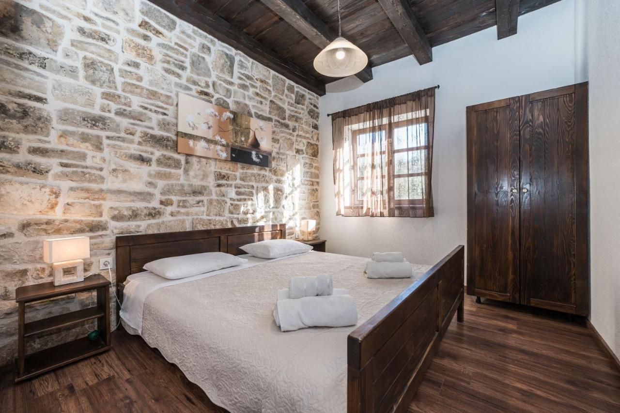 Holiday Home Sandra Sukosan Ngoại thất bức ảnh