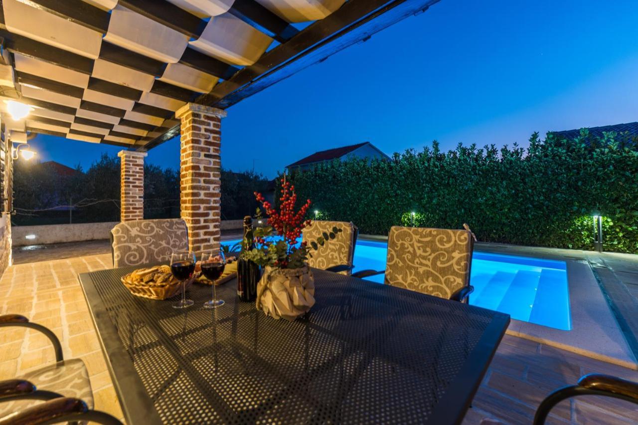 Holiday Home Sandra Sukosan Ngoại thất bức ảnh